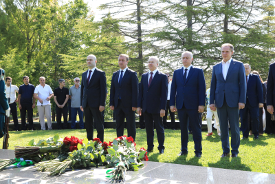 Президент Бадра Гунба почтил память Первого Президента Абхазии Владислава Ардзинба