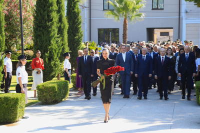 On the Day of the International Recognition of Abkhazia's Independence, a solemn flower-laying ceremony was held at the Defenders of the Fatherland Memorial in the Glory Park.