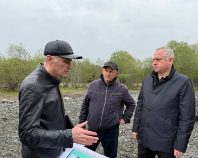 Президент проинспектировал результаты работ по изменению русла реки в Гулрыпшском районе