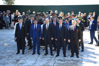 Вице-президент Беслан Бигвава принял участие в церемонии возложения цветов к памятнику Неизвестному солдату в честь 81-й годовщины Победы в Великой Отечественной войне