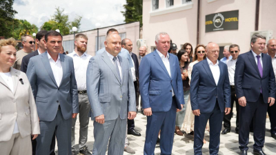 Президент Бадра Гунба ознакомился с ходом реконструкции набережной Гудауты, которая подходит к завершению
