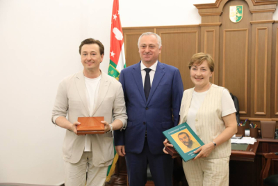 President Badra Gunba held a meeting with People's Artist of Russia Sergey Bezrukov on the eve of the opening of the international program "ECHO BDF Republic of Abkhazia" in Sukhum.